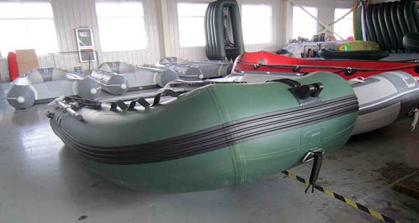 Bateau usine vert